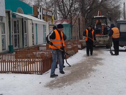 Свежие новости: В центре Николаева тротуары обработали противогололедной смесью