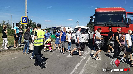 Фото новости: Жители Матвеевки из-за проблем с «маршрутками» перекрыли киевскую трассу Свежие новости: Жители Матвеевки из-за проблем с «маршрутками» перекрыли киевскую трассу