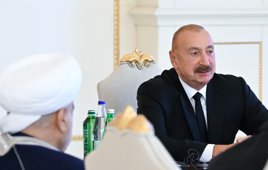 Фото новини: Алієв закликав тюркські країни посилити вплив на міжнародній арені Свіжі новини: Алієв закликав тюркські країни посилити вплив на міжнародній арені