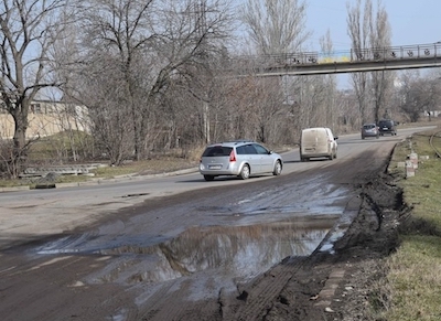 Свежие новости: Запущенная ситуация с ямами с мусором на дорогах Николаева