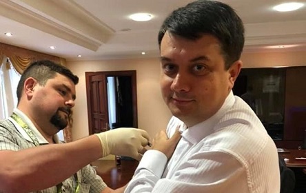 Свежие новости: Глава Верховной Рады и несколько «слуг народа» вакцинировались против дифтерии и призвали брать с них пример