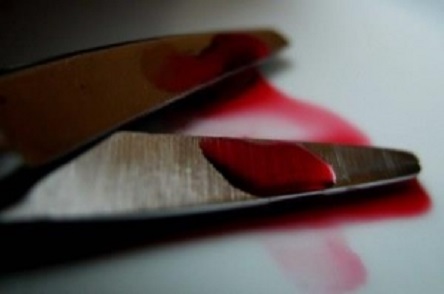 Свежие новости: Дворник пырнул киевлянку ножницами в живот