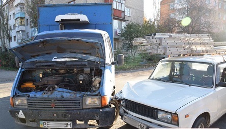 Свежие новости: В Николаеве столкнулись «Жигули» и грузовик