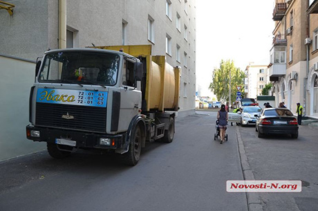 Свежие новости: В центре Николаева столкнулись мусоровоз и две «Мазды»