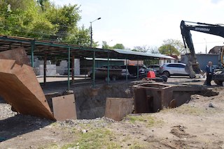 Свежие новости: На миколаївській стоянці через руйнування труби під землю ледь не провалилося авто