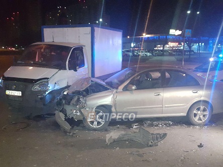 Свежие новости: В Киеве авто влетело в грузовик, который развозит хлеб: есть пострадавшие