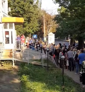 Фото новости: Николаевцы теряют сознание в очередях в центре обслуживания Свежие новости: Николаевцы теряют сознание в очередях в центре обслуживания