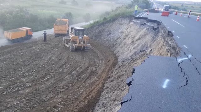 Свежие новости: На трассе Одесса-Киев произошел оползень, рухнула часть полосы