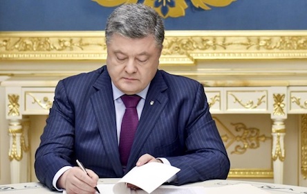 Фото новости: Порошенко подписал скандальный закон о Конституционном Суде Украины Свежие новости: Порошенко подписал скандальный закон о Конституционном Суде Украины