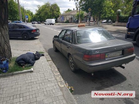 Свежие новости: В Николаеве пьяный таксист уснул на асфальте — в салоне авто нашли наркотики. Видео