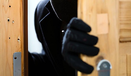 Свежие новости: На Николаевщине разбойник влез в дом пенсионерки, связал ее скотчем и угрожал ради 20 тысяч гривен