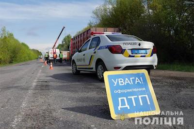 Свежие новости: На трассе возле Одессы грузовик врезался в полицейский автомобиль