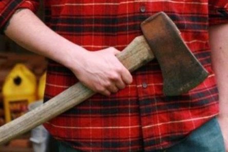 Свежие новости: Принес топор, ножи и бензин: в России школьник на глазах у всех принял крысиный яд