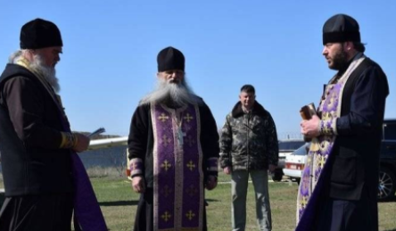 Фото новости: ВИДЕО: Священники облетели Николаев на самолете с молитвой о защите от коронавируса Свежие новости: ВИДЕО: Священники облетели Николаев на самолете с молитвой о защите от коронавируса