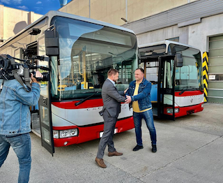 Свежие новости: Миколаїв отримав два автобуси для громадського транспорту від Праги