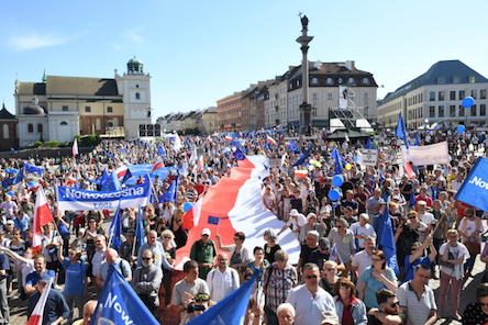 Свежие новости: Поляки провели в Варшаве многотысячную антиправительственную акцию в поддержку ЕС