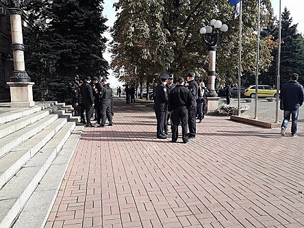 Свежие новости: В Николаевском горсовете запланирован отчет мэра Сенкевича: у входа  дежурят правоохранители