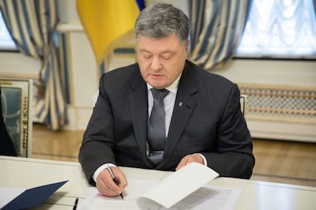 Свежие новости: Президент підписав Закон щодо встановлення офіційного святкового і неробочого дня – 25 грудня