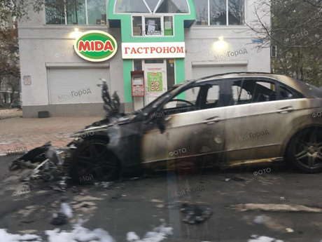 Свежие новости: В Николаеве ночью сгорел Mercedes