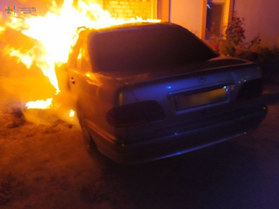 Фото новости: В Николаеве горел ночью Mercedes Свежие новости: В Николаеве горел ночью Mercedes