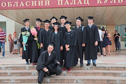 Свежие новости: Олександр Сєнкевич привітав випускників 