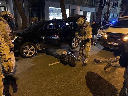 Свежие новости: ВИДЕО: В Одессе задержали вооруженную этническую банду, промышлявшую грабежами – их жертвами были и николаевцы