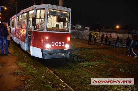 Свежие новости: В Николаеве пешеход попал под трамвай — пострадавшего извлекали спасатели