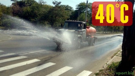 Свежие новости: В Вознесенске, спасаясь от аномальной жары, улицы поливают водой