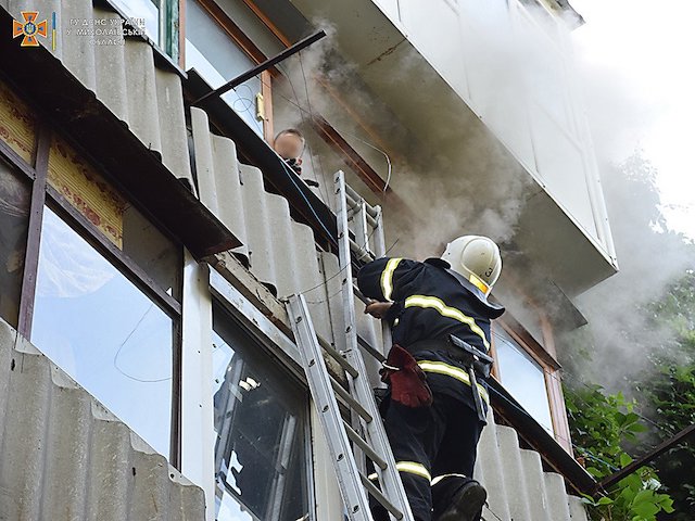 Свежие новости: Николаевские пожарные спасли 10-летнего ребенка из горящей квартиры, его забрала «скорая» с отравлением