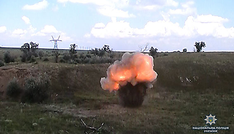 Свежие новости: Полиция показала, как уничтожила арсенал взрывчатки, которую николаевец нашел на берегу Ингула