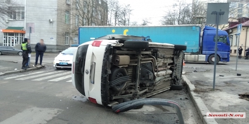 Свежие новости: В центре Николаева в результате ДТП перевернулся автомобиль