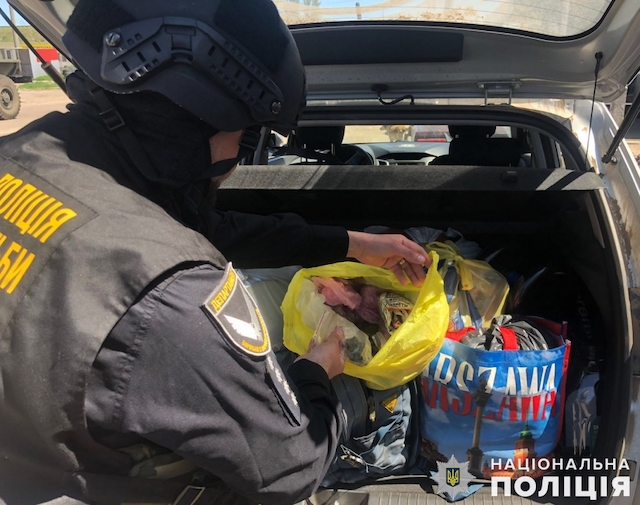 Свежие новости: Николаевские полицейские остановили на блокпосту водителя, перевозившего наркотики