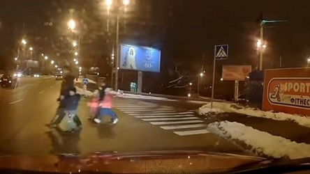 Свежие новости: ВИДЕО:  В Киеве женщины с детьми перебежали шестиполосную дорогу