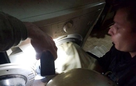 Свежие новости: Ребенок застрял в стиральной машине: его доставали спасатели