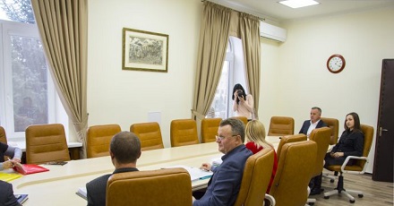 Свежие новости: В горсовете в преддверии земельной сессии не собралась профильная комиссия — на заседании был всего один депутат