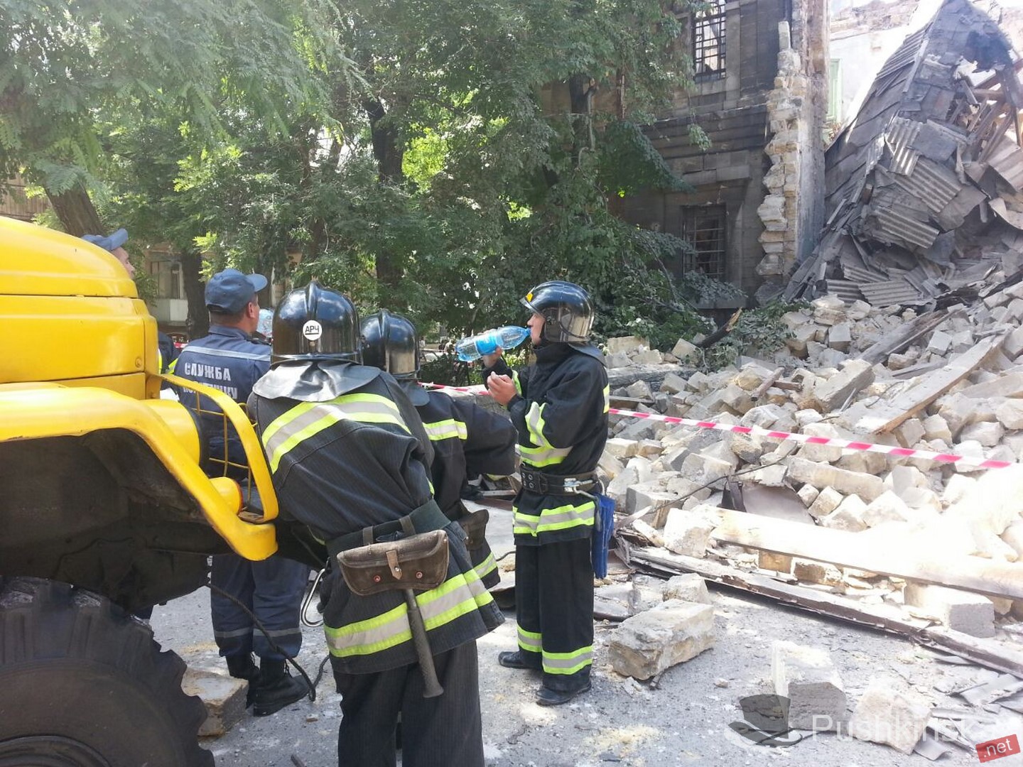 Свежие новости: В Одессе бетонная плита упала на строителей