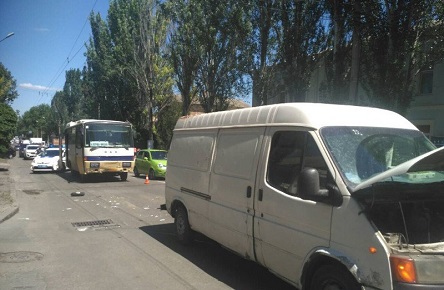 Свежие новости: В центре Николаева рейсовый автобус протаранил «Форд»: госпитализирована 10-летняя девочка
