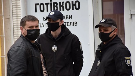 Фото новости: Скандал в ломбарде Николаева. Полицию обвиняют в незаконном обыске с применением лома Свежие новости: Скандал в ломбарде Николаева. Полицию обвиняют в незаконном обыске с применением лома