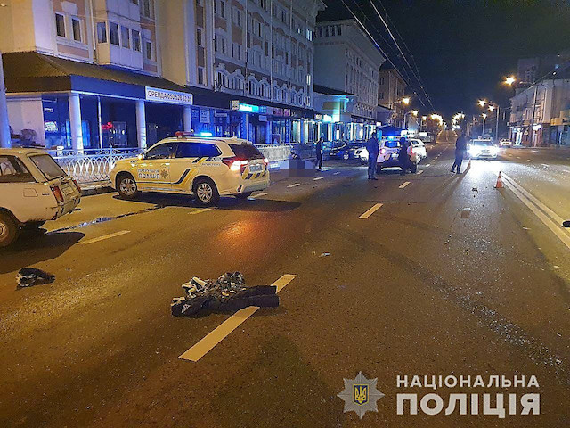 Фото новости: В Ровно пьяный помощник экс-депутата на Audi насмерть сбил военнослужащего и скрылся Свежие новости: В Ровно пьяный помощник экс-депутата на Audi насмерть сбил военнослужащего и скрылся