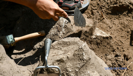 Фото новости: “Черные археологи” грабят раскопки на острове Березань Свежие новости: “Черные археологи” грабят раскопки на острове Березань