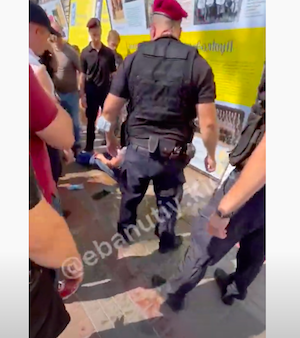 Фото новости: В Киеве мужчина прилюдно сжег себя во время парада Свежие новости: В Киеве мужчина прилюдно сжег себя во время парада