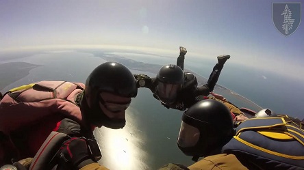 Свежие новости: В Очакове прошли учения «морских котиков» по прыжкам с парашюта