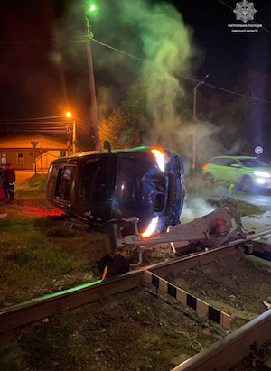 Свежие новости: В Одессе BMW протаранил железнодорожный шлагбаум и перевернулся