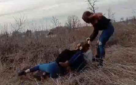 Фото новости: Видео 18+: 14-летнюю школьницу жестоко избили из-за парня Свежие новости: Видео 18+: 14-летнюю школьницу жестоко избили из-за парня