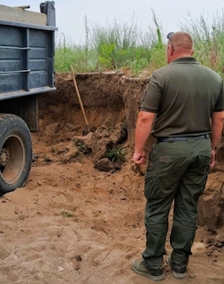 Фото новости: У Миколаєві зловили порушника на незаконному заборі піску Свежие новости: У Миколаєві зловили порушника на незаконному заборі піску