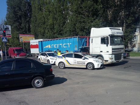 Свежие новости: В Николаеве столкнулись грузовик и автомобиль патрульной полиции