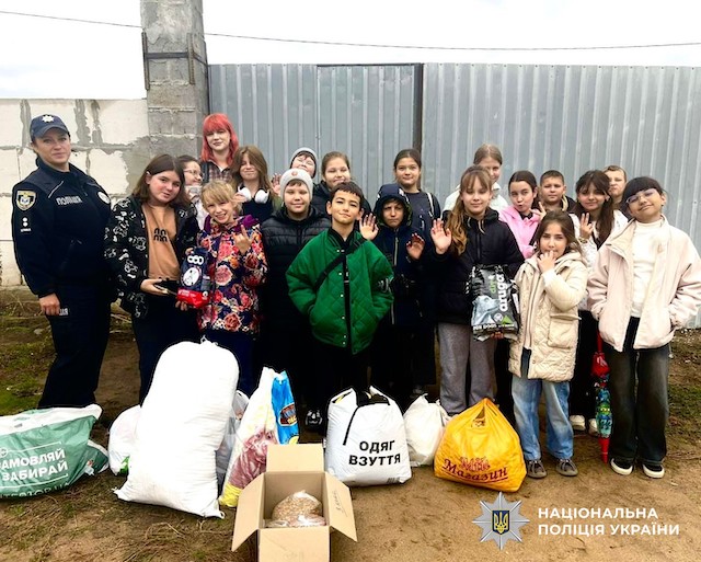 Фото новости: У Вознесенську школярі разом із поліцейською відвідали притулок для тварин Свежие новости: У Вознесенську школярі разом із поліцейською відвідали притулок для тварин
