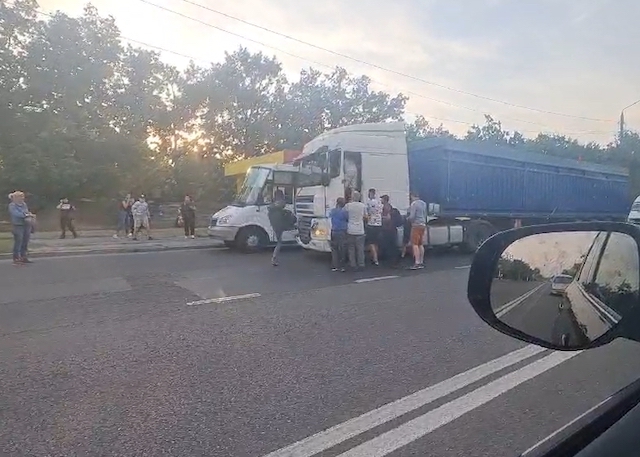 Свежие новости: В Николаеве пассажиры избили водителя фуры, который «подрезал» маршрутку