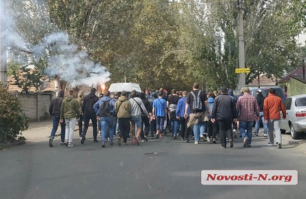 Свежие новости: Фанаты одесского «Черноморца» устроили факельное шествие в центре Николаева. ВИДЕО