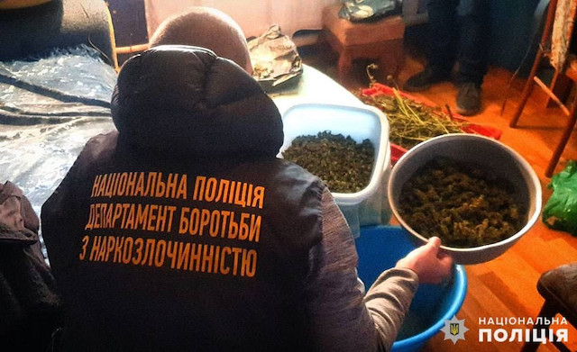Свежие новости: Поліція вилучила у мешканки Миколаївщини декілька пакетів канабісу